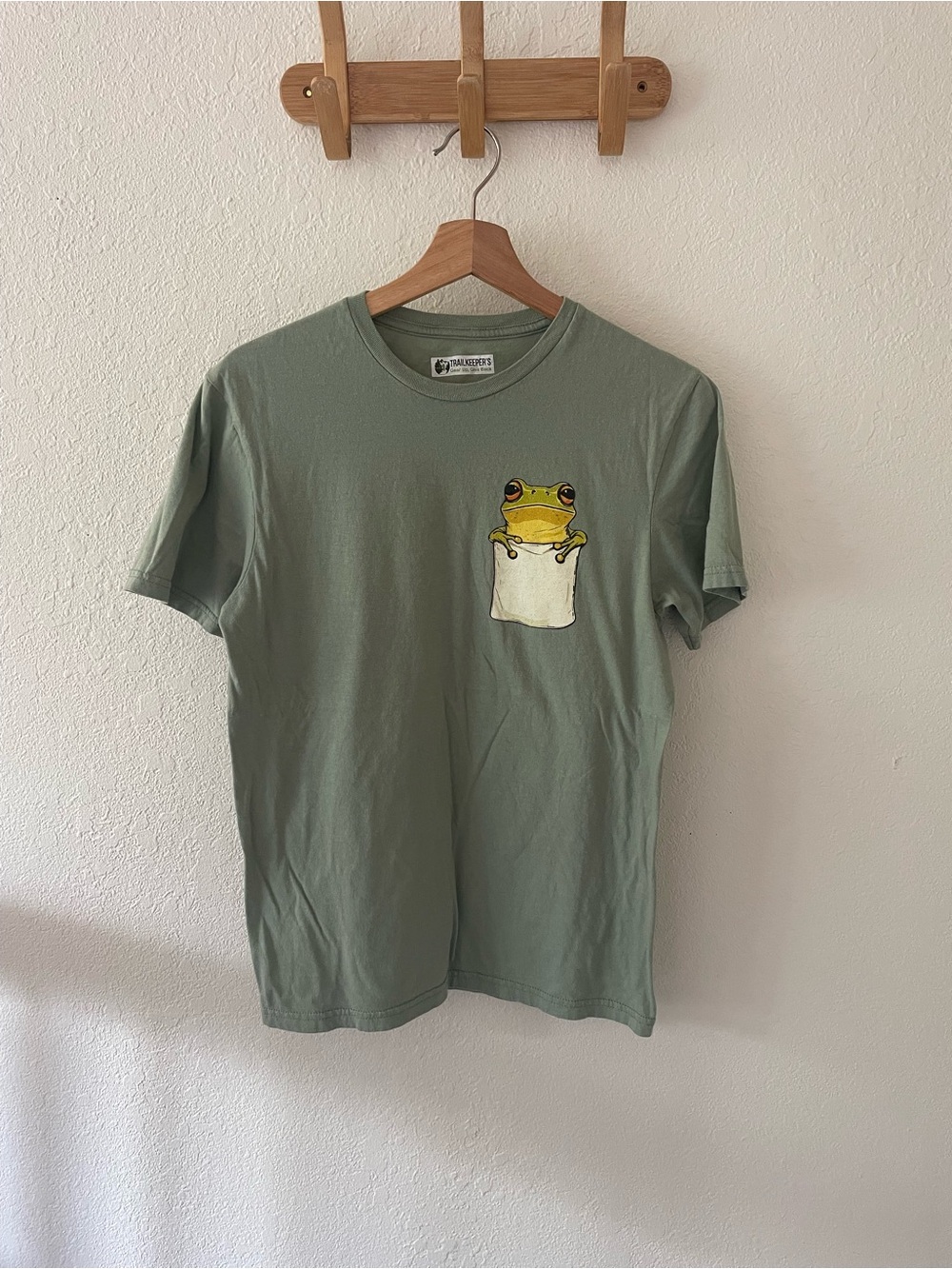 Trailkeeper’s Women’s Sage Green Frog Pocket Cotton Graphic Oversized T-shirt